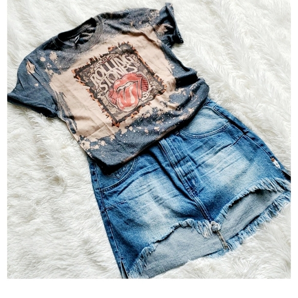 BOUTIQUE Tops - ROLLING GRAPHIC TEE